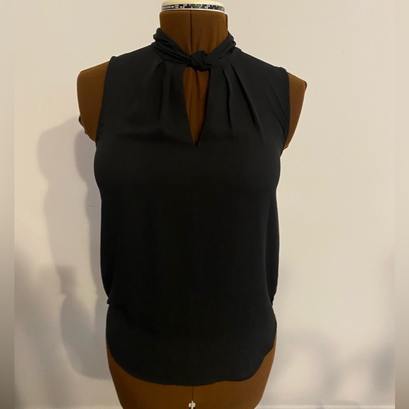 🖤ROSE +OLIVE🖤Black sleeveless blouse in XS.Beautiful detail on the neck. - Picture 2 of 12